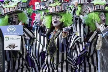 Los Nietos de SaryManchez se autodescalifican en la final de murgas al superar el tiempo establecido en señal de protesta/Lpacarnaval y TA.